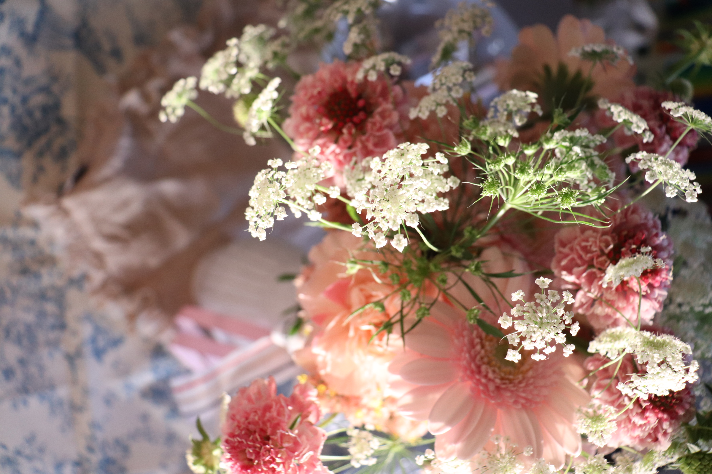 ピンクの芍薬を使ったフレッシュフラワーアレンジメント